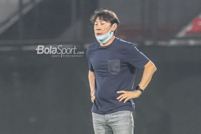 Pelatih timnas Indonesia, Shin Tae-yong, sedang memantau para pemainnya di di Stadion Kapten I Wayan Dipta, Gianyar, Bali, 27 Januari 2022.