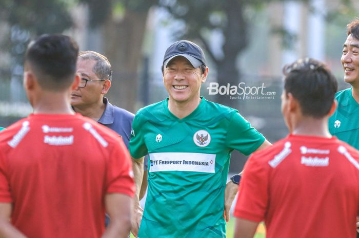 Pelatih timnas U-23 Indonesia, Shin Tae-yong,  sempat tersenyum saat sedang memantau para pemainnya berlatih di Lapangan A, Senayan, Jakarta, Kamis (10/8/2023).