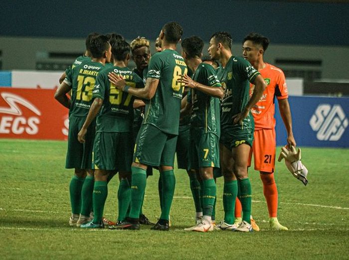 Skuad Persebaya Surabaya memompa semangat jelang pertandingan di Liga 1 2021.