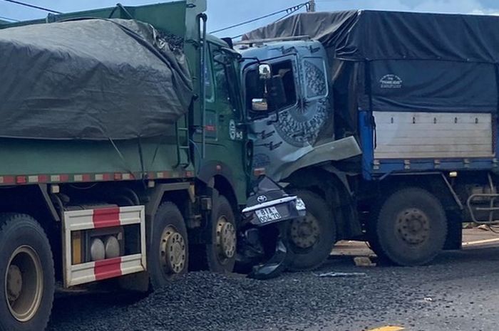 Mobil yang membawa anggota tim HAGL hancur terjepit di antara dua truk.