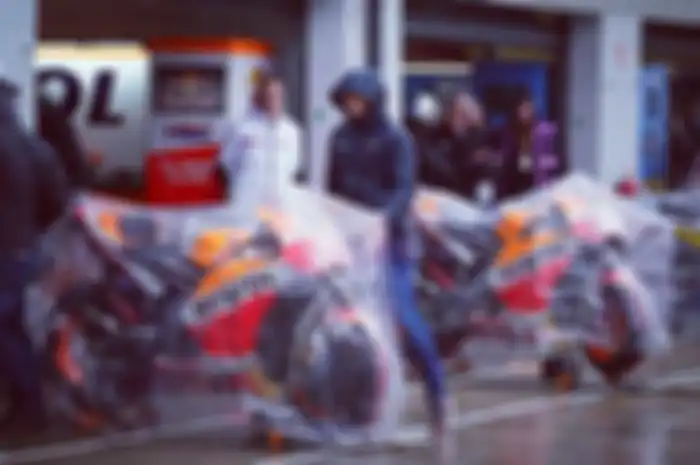 Garasi Repsol Honda di MotoGP Inggris 2018 yang diguyur hujan.