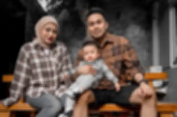 Naluri kebapakan Faris dipuji saat mengasuh baby adzam