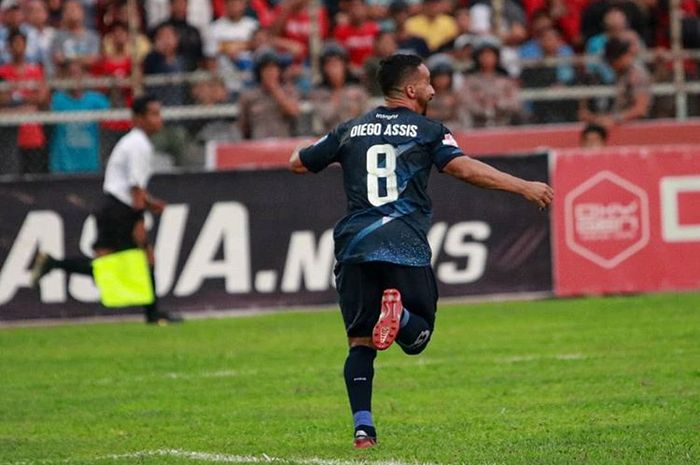 Winger Madura United, Diego Assis, merayakan gol yang dicetaknya ke gawang Semen Padang pada pekan ke-23 Liga 1 2019.