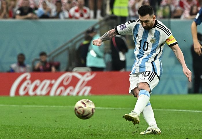 Lionel Messi cetak gol penalti dalam duel semifinal Piala Dunia 2022 antara timnas Argentina vs Kroasia di Stadion Lusail (13/12/2022).