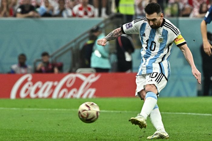 Lionel Messi cetak gol penalti dalam duel semifinal Piala Dunia 2022 antara timnas Argentina vs Kroasia di Stadion Lusail (13/12/2022).