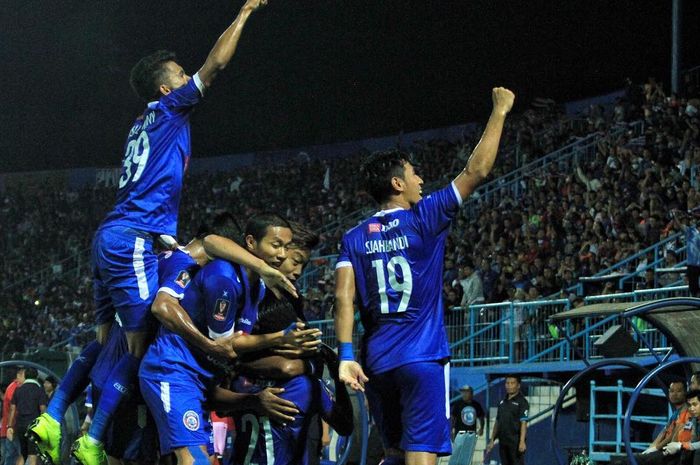 Pemain Arema FC merayakan gol yang dicetak ke gawang Kalteng Putra pada leg pertama semifinal Piala Presiden 2019 di Stadion Kanjuruhan, Malang, Selasa (2/4/2019).