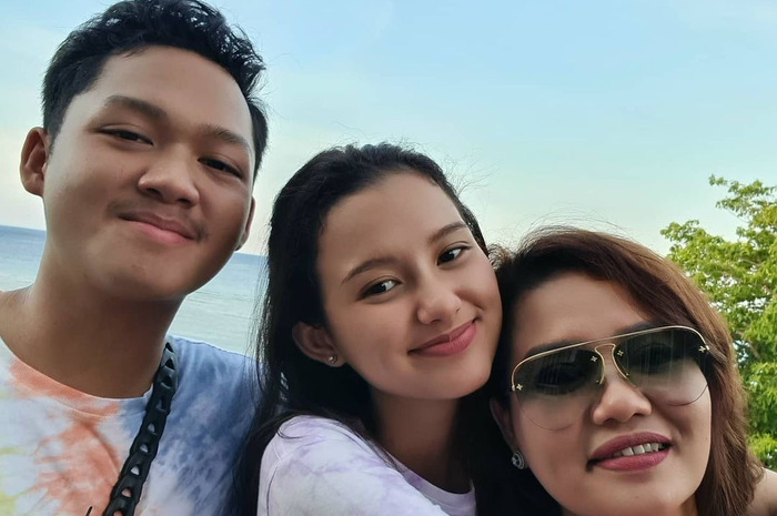 Kedekatan Azriel Hermansyah dan ibunda Sarah Menzel