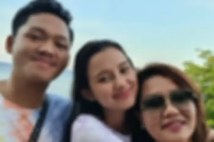 Kedekatan Azriel Hermansyah dan ibunda Sarah Menzel