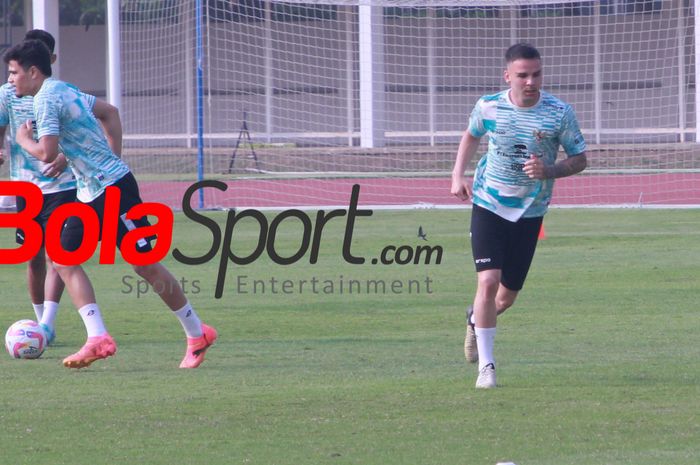 Calvin Verdonk terpantau mulai mengikuti latihan perdana dengan timnas Indonesia di Stadion Madya, Senayan, Jakarta Pusat, Jumat (31/5/2024).