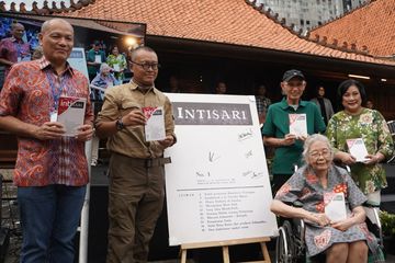 Puncak perayaan 60 tahun Kompas Gramedia. CEO Kompas Gramedia Lilik Oetama, Pemimpin Redaksi Intisari Mahandis Yoanata, tokoh perintis Intisari Irawati, dan di latar belakang Irwan Oetama dan Mariani Ojong.
