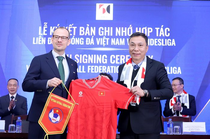 Presiden Federasi Vietnam (VFF) Tran Quoc Tuan ogah cuma-cuma gadaikan paspor demi naturalisasi pemain.