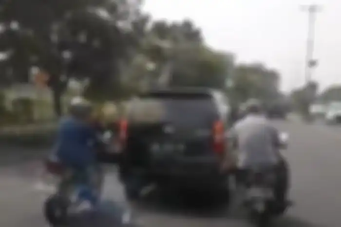 Aksi dua pemotor dorong mobil pakai kaki