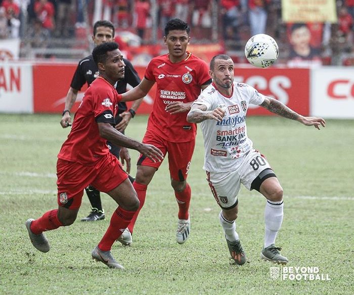 Gelandang Bali United, Paulo Sergio, dikawal dua pemain Semen Padang pada laga pekan ke-30 Liga 1 2019.