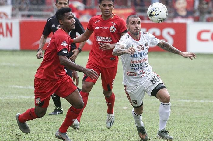 Gelandang Bali United, Paulo Sergio, dikawal dua pemain Semen Padang pada laga pekan ke-30 Liga 1 2019.