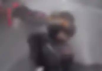 Salut! di Video Cowok Ini Jadi Pelindung Ceweknya Saat Terjatuh Dari Motornya