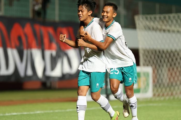 Aksi pemain Timnas U-16 Indonesia versus Singapura pada laga matchday kedua Grup A Piala AFF U-16 2022 di Stadion Maguwoharjo, Sleman, Yogyakarta, Rabu (3/8/2022).