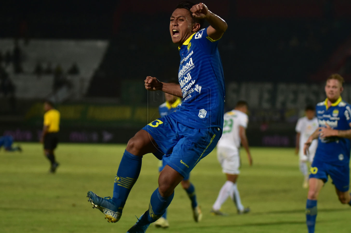 Winger Persib Bandung, Febri Hariyadi, merayakan gol yang dicetaknya ke gawang Persebaya Surabaya pada pekan ke-23 Liga 1 2019.