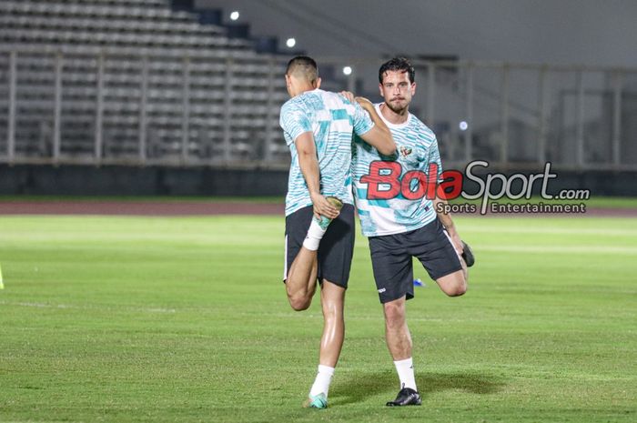 Thom Haye (kanan) sedang melakukan pemanasan dalam sesi latihan timnas Indonesia di Stadion Madya, Senayan, Jakarta, Rabu (20/3/2024) malam.