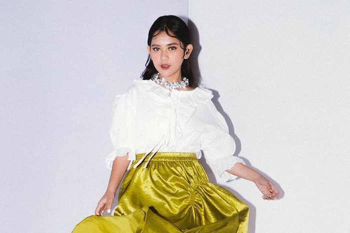 Gaya modis Ziva Magnolya saat pakai blus putih