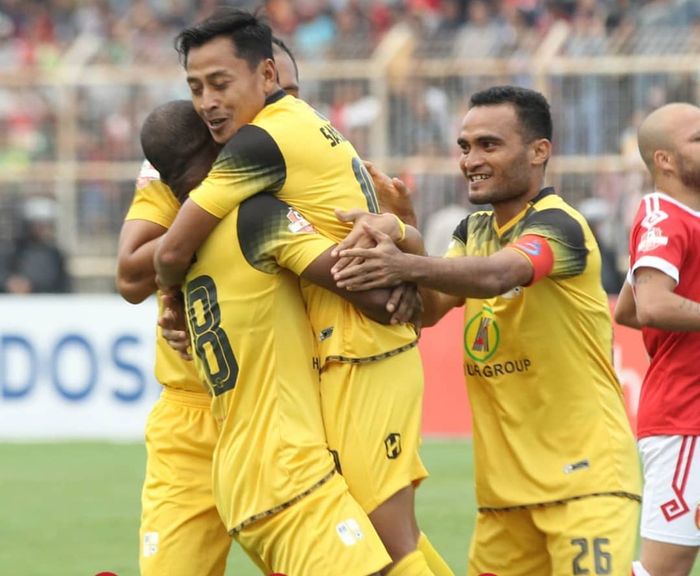 Striker Barito Putera, Samsul Arif, merayakan gol yang dicetaknya ke gawang Perseru Badak Lampung FC pada pekan ketujuh Liga 1 2019.