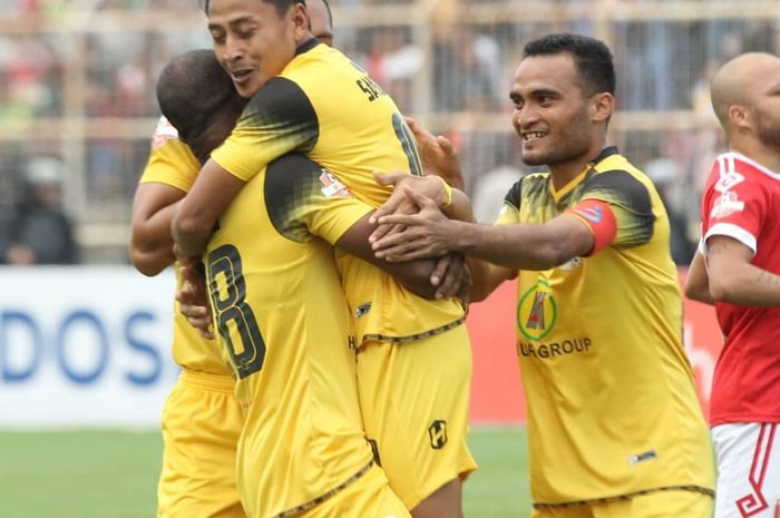 Striker Barito Putera, Samsul Arif, merayakan gol yang dicetaknya ke gawang Perseru Badak Lampung FC pada pekan ketujuh Liga 1 2019.