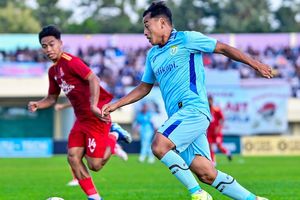 Laga Persela vs Persijap Berakhir Ricuh, Suporter Masuk ke Lapangan, Rusak Fasilitas Stadion, dan Bakar Gawang