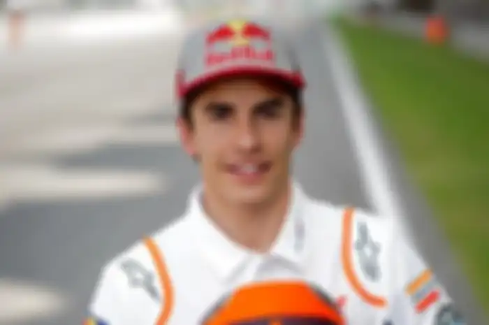 Marc Marquez tepat di HUT ke-27 pada Senin (17/2/2020) unjuk diri menunggangi motocross sekaligus pamer dirinya sudah sembuh benar dari operasi cedera bahu kanannya