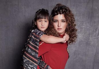 Adu Gaya Nia Ramadhani dan Mikhayla Saat Jalan-jalan di London, Sang Anak Nggak Kalah Modis dari Ibunya!