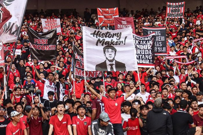 Ekspresi suporter Timnas Indonesia dalam laga Kualifikasi Piala Dunia 2026 melawan Filipina, Selasa (11/6/2024) di Stadion Utama Gelora Bung Karno, Senayan, Jakarta. 