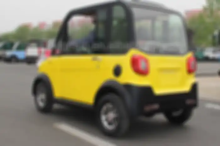 Mobil listrik Z11 tampak belakang.