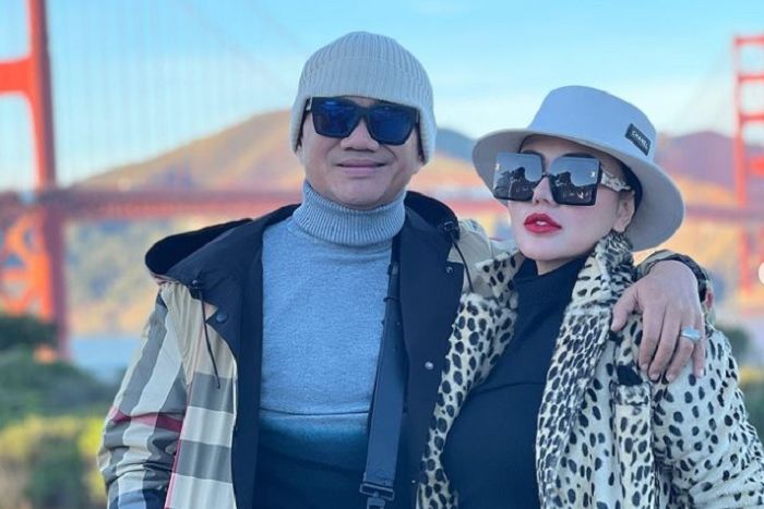 Bella Shofie dan sang suami.