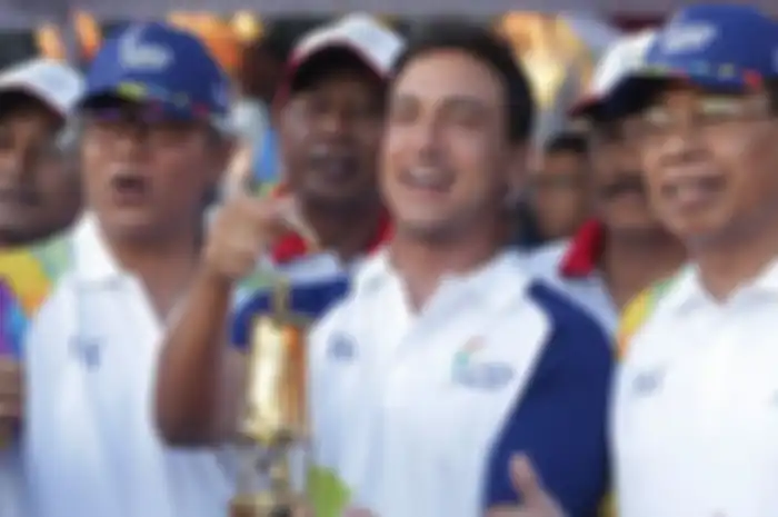 Hamish Daud membawa tinder box berisi api abadi untuk obor Asian Games 2018