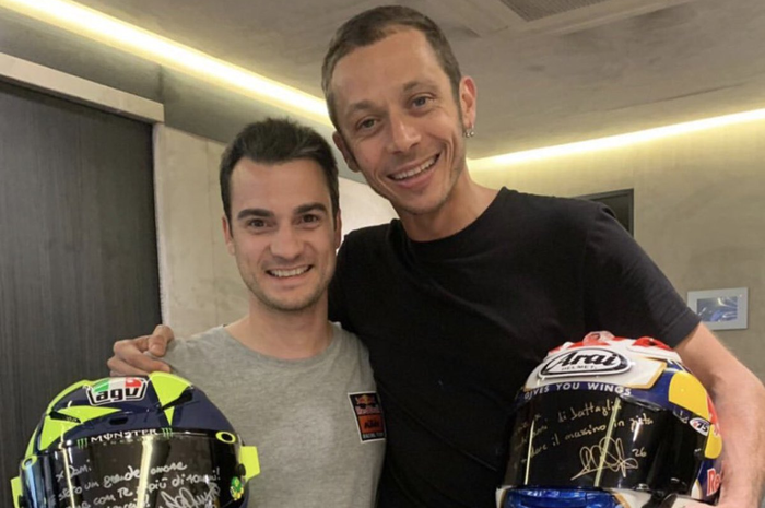 Dani Pedrosa (kiri) dan Valentino Rossi (kanan) tetap jalin keakraban ditunjukkan dengan saling tukeran helm