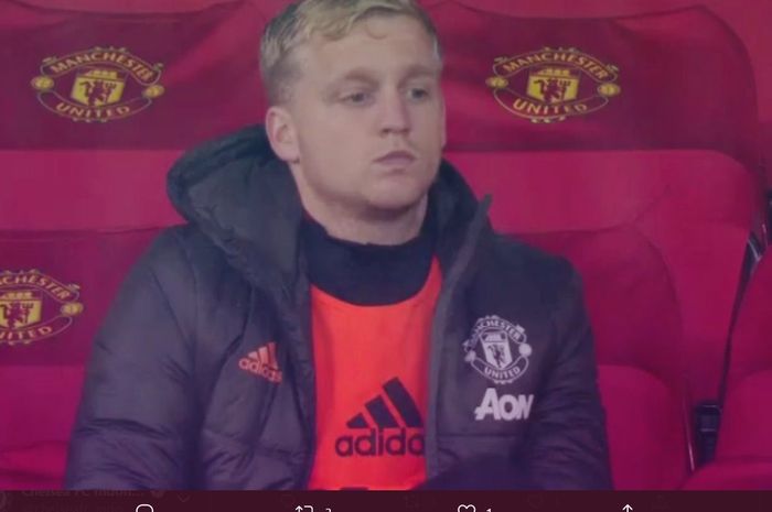 Gelandang Manchester United, Donny van de Beek, menunjukkan ekspresi tidak menyenangkan kala tidak diturunkan oleh timnya di laga melawan Chelsea dalam lanjutan Liga Inggris 2020-2021, Sabtu (24/10/2020).