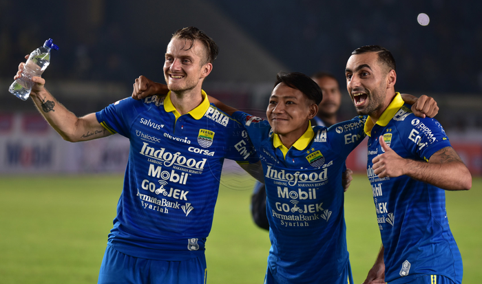 Pemain Persib Bandung, Rene Mihelic, Beckham Putra Nugraha, dan Artur Gevorkyan, saat merayakan kemenangan timnya atas Persipura Jayapura pada pekan pertama Liga 1 2019.