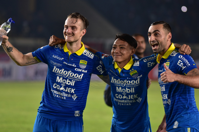 Pemain Persib Bandung, Rene Mihelic, Beckham Putra Nugraha, dan Artur Gevorkyan, saat merayakan kemenangan timnya atas Persipura Jayapura pada pekan pertama Liga 1 2019.