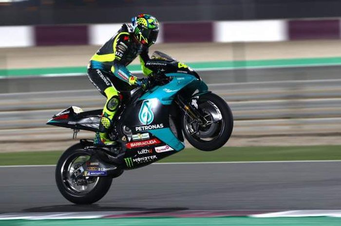 Pembalap Petronas Yamaha SRT, Valentino Rossi, melakukan wheelie pada hari keempat tes pramusim MotoGP 2021 di Sirkuit Internasional Losail, Doha, Qatar, Kamis (11/3/2021).