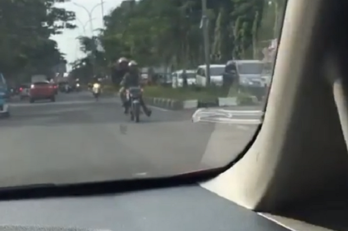 Aksi anarkis iring-iringan jenazah