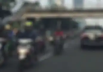 Enggak Ada Jera-jeranya! Video Motor Ramai-ramai Lawan Arah Jalan Layang Casablanka Takut Ditilang Polisi