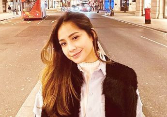 Tak Lagi Pakai Baju Branded Harga Fantastis, Nagita Slavina Justru Tampil Nyentrik Pakai Jas Hujan Warna-warni Saat Liburan!