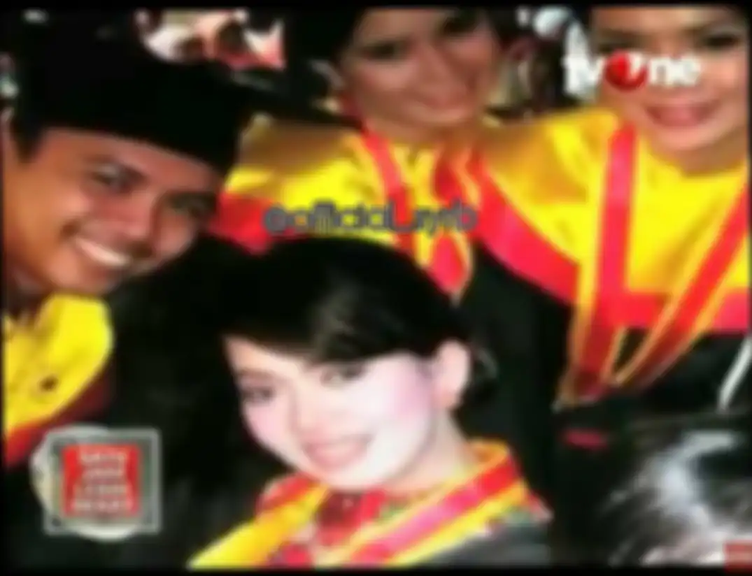 Foto jadul Syahrini saat wisuda sarjana