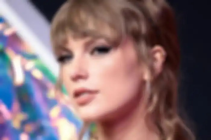 Fashion Taylor Swift di red carpet MTV VMAs 2023