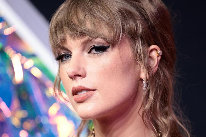 Fashion Taylor Swift di red carpet MTV VMAs 2023