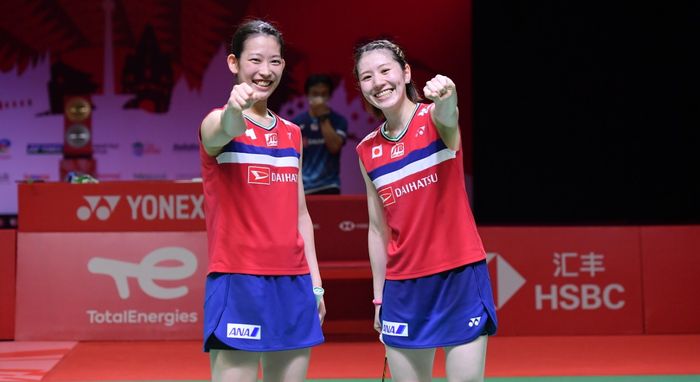 Pasangan ganda putri Jepang, Nami Matsuyama/Chiharu Shida, berpose usai mengalahkan wakil Indonesia, Greysia Polii/Apriyani Rahayu, pada babak semifinal BWF World Tour Finals 2021 di  Bali International Convention Centre &amp; Westin Resort, Nusa Dua, Bali Sabtu (4/12/2021).