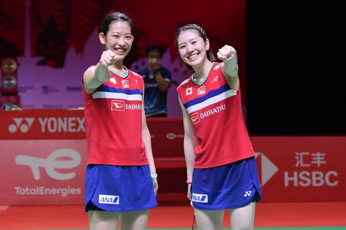 Pasangan ganda putri Jepang, Nami Matsuyama/Chiharu Shida, berpose usai mengalahkan wakil Indonesia, Greysia Polii/Apriyani Rahayu, pada babak semifinal BWF World Tour Finals 2021 di  Bali International Convention Centre &amp; Westin Resort, Nusa Dua, Bali Sabtu (4/12/2021).