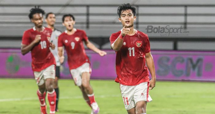Pratama Arhan (kanan) melakukan selebrasi seusai mencetak gol untuk timnas Indonesia  di Stadion Kapten I Wayan Dipta, Gianyar, Bali, 27 Januari 2022.