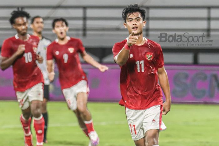 Pratama Arhan (kanan) melakukan selebrasi seusai mencetak gol untuk timnas Indonesia  di Stadion Kapten I Wayan Dipta, Gianyar, Bali, 27 Januari 2022.