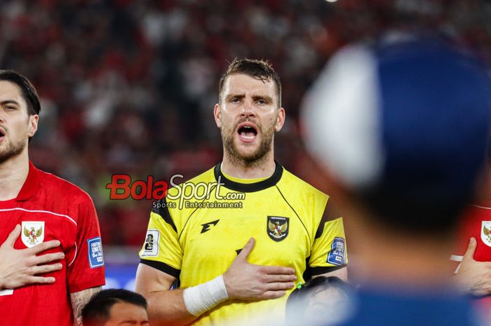 Kiper Timnas Indonesia, Maarten Paes, saat menyanyikan lagu Indonesia Raya jelang berlaga di Stadion Utama Gelora Bung Karno, Senayan, Jakarta, Selasa (25/3/2025).