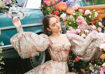 Bikin Bangga se-Indonesia, Cinta Laura Tak Gengsi Punguti Sampah Berserakan di Citayam Fashion Week, Aksinya Banjir Pujian Netizen: yang Seperti ini Harus Diviralkan!