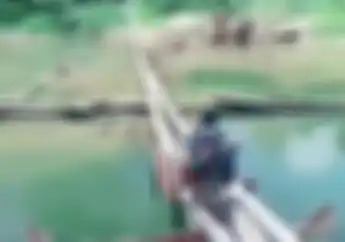 Simak Video Saat Detik-detik Biker Seberangi Sungai Hanya Beralaskan Papan Tipis, Bikin Melongo...